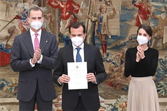 Iñaki Peralta, con el diploma del Premio Infanta Sofía para la Fundación Sanitas | Foto: Casa Real