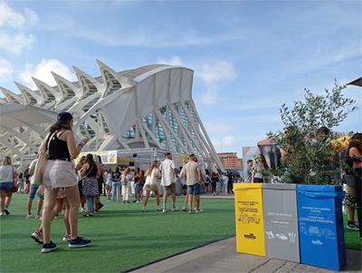 REcinto con contenedores para reciclar