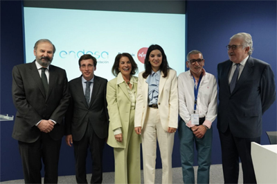 Dos de los beneficiarios del proyecto 'Cambiando Vidas', con los responsables y el alcalde de Madrid | Foto de Fundación Endesa