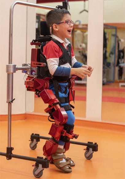 Niño con exoesqueleto