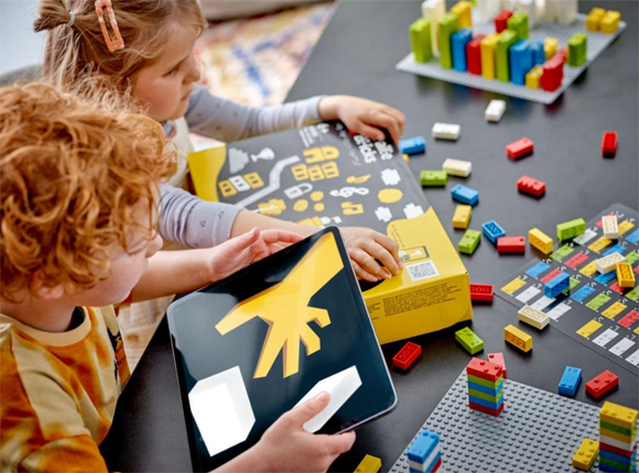 Niños aprendiendo braille con Lego
