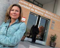 Alicia Koplowitz, delante de la fachada de su Fundación