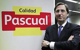 Tomás Pascual junto al nuevo logo