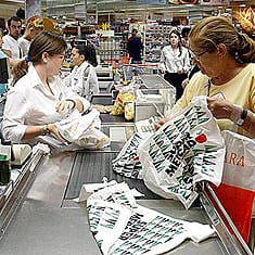 Cajera de El Corte Inglés dispensando bolsas de plástico