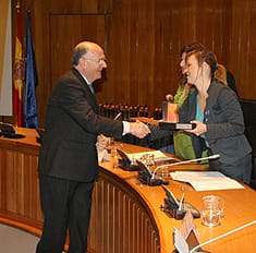 Momento de la recogida del premio