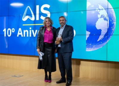 El director general de Ibermutua, Carlos Javier Santos, recogiendo el Premio Especial AIS 2023