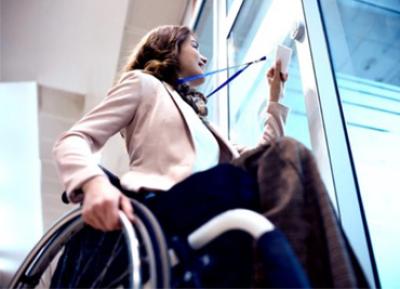 Trabajadora de BBVA en silla de ruedas accediendo a dependencias del banco | Foto de BBVA