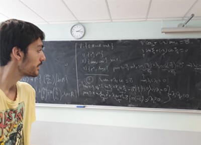 Néstor, un alumno becado