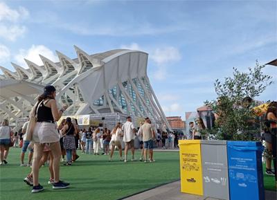 Festival con contenedores de reciclaje