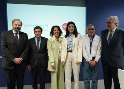Dos de los beneficiarios del proyecto 'Cambiando Vidas', con los responsables y el alcalde de Madrid | Foto de Fundación Endesa