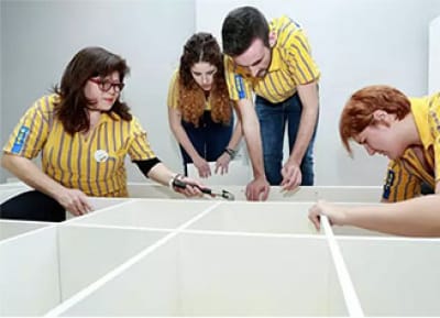 Trabajadores de Ikea trabajando