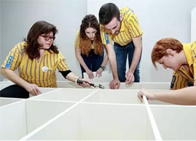 Trabajadores de Ikea trabajando 