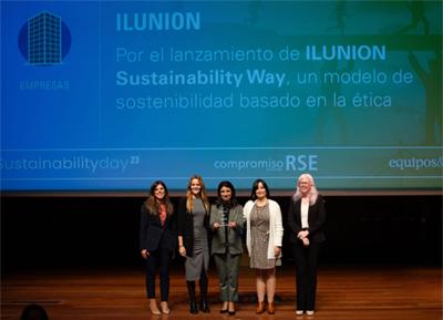 La directora de Ética, Sostenibilidad y Alianzas de ILUNION, Ana López de San Román, tras recoger la distinción | Foto de ILUNION