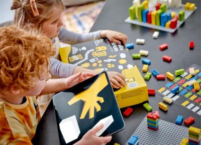 Dos niños juegan con los ladrillos braille | Foto de Lego