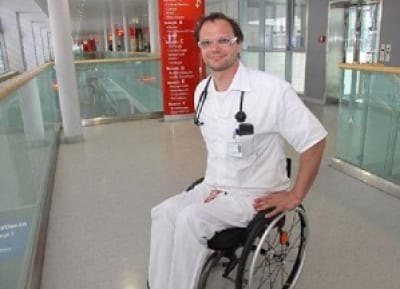 Médico con discapacidad