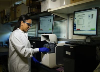 Investigadora en su laboratorio