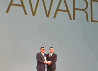 Momento de la entrega del premio