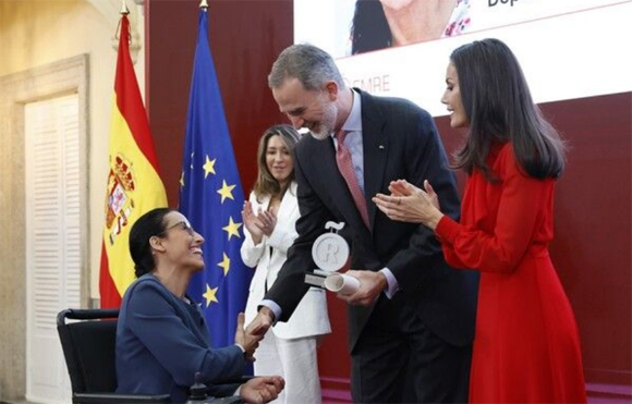 Momento de la entrega de la distinción