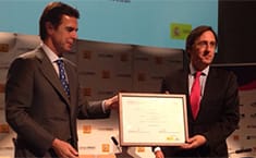 Momento de la entrega del galardón
