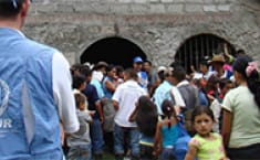 Voluntarios y beneficiarios de Acnur