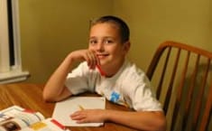 Niño con autismo estudiando