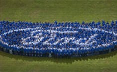 Voluntarios formando el logo de Ford
