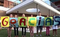 Familiares con un cartel de agradecimiento