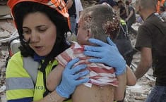 Bomboro ayudando a un niño