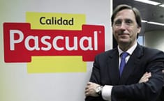Tomás Pascual junto al nuevo logo