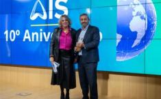 El director general de Ibermutua, Carlos Javier Santos, recogiendo el Premio Especial AIS 2023