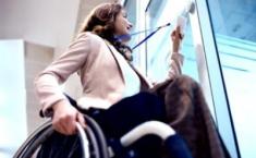 Trabajadora de BBVA en silla de ruedas accediendo a dependencias del banco | Foto de BBVA