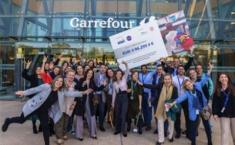 Trabajadores celebrando la entrega del donativo