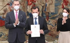 Iñaki Peralta, con el diploma del Premio Infanta Sofía para la Fundación Sanitas | Foto: Casa Real