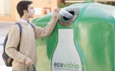 Joven reciclando