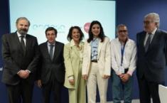 Dos de los beneficiarios del proyecto 'Cambiando Vidas', con los responsables y el alcalde de Madrid | Foto de Fundación Endesa