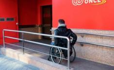 Empresario entrando en Fundación ONCE