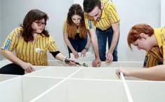 Trabajadores de Ikea trabajando 