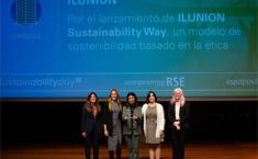 La directora de Ética, Sostenibilidad y Alianzas de ILUNION, Ana López de San Román, tras recoger la distinción | Foto de ILUNION
