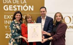 Momento de la entrega del sello