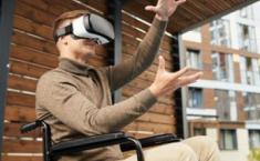 Persona en silla de ruedas usando gafas virtuales | Foto de Fundación Universia
