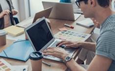Jóvenes trabajando