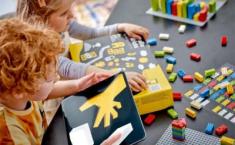 Dos niños juegan con los ladrillos braille | Foto de Lego