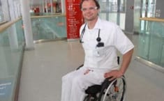 Médico con discapacidad