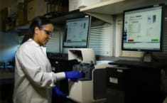 Investigadora en su laboratorio