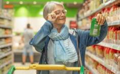 Mujer en un supermercado
