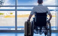 Hombre en silla de ruedas, en un aeropuerto