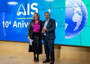 El director general de Ibermutua, Carlos Javier Santos, recogiendo el Premio Especial AIS 2023