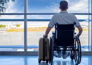 Hombre en silla de ruedas, en un aeropuerto