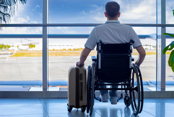 Usuario en silla de ruedas en el aeropuerto
