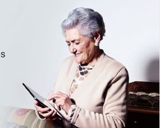Mujer mayor usando las nuevas tecnologías